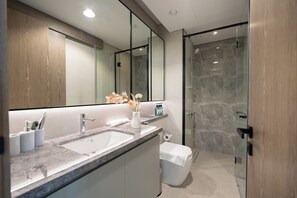 Deluxe Apartment, 1 Bedroom, Non Smoking, Balcony | Bathroom | Shower, rainfall showerhead, free toiletries, towels - KeyRock Living - Premium Apt with Pool (Dubai)
