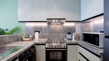 Deluxe Apartment, 1 Bedroom, Non Smoking, Balcony | Private kitchen | Fridge, microwave, oven, stovetop