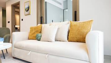 Appartamento Deluxe, 1 camera da letto, non fumatori, balcone | Area soggiorno | Smart TV 65 pollici con canali via cavo, Netflix, servizi in streaming