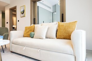 Apartamento luxo, 1 quarto, para não fumantes, sacada | Área de estar | Smart TV 65 polegadas com canais a cabo, Netflix, serviços de streaming