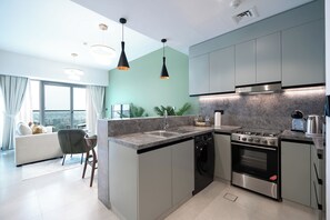Deluxe Apartment, 1 Bedroom, Non Smoking, Balcony | Private kitchen | Fridge, microwave, oven, stovetop - KeyRock Living - Premium Apt with Pool (Dubai)