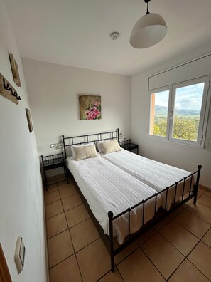 4 bedrooms, iron/ironing board, WiFi