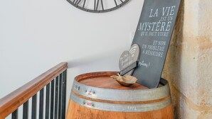 A wooden barrel with a metal plaque and a wall-mounted clock. - Charming 3-bedroom villa with heated pool and AC in Fronsac accross a river (Fronsac)