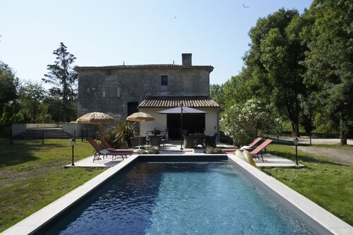 Charming 3-bedroom villa with heated pool and AC in Fronsac accross a river