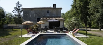 Charming 3-bedroom villa with heated pool and AC in Fronsac accross a river