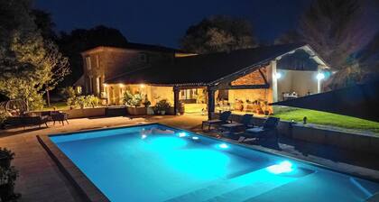 Charming 3-bedroom villa with pool and AC in fabulous Fronsac accross a river
