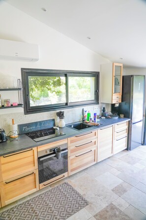 Coffee/tea maker, fridge, microwave, oven