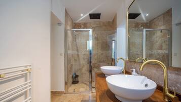 Douche, sĂšche-cheveux, serviettes fournies, savon