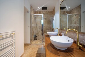 淋浴设施、吹风机、毛巾、肥皂