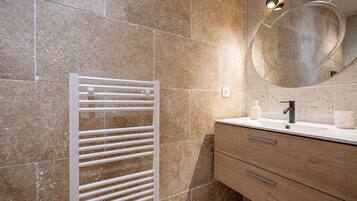 Douche, sĂšche-cheveux, serviettes fournies, savon