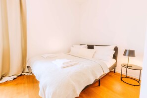 7 bedrooms, WiFi, bed sheets
