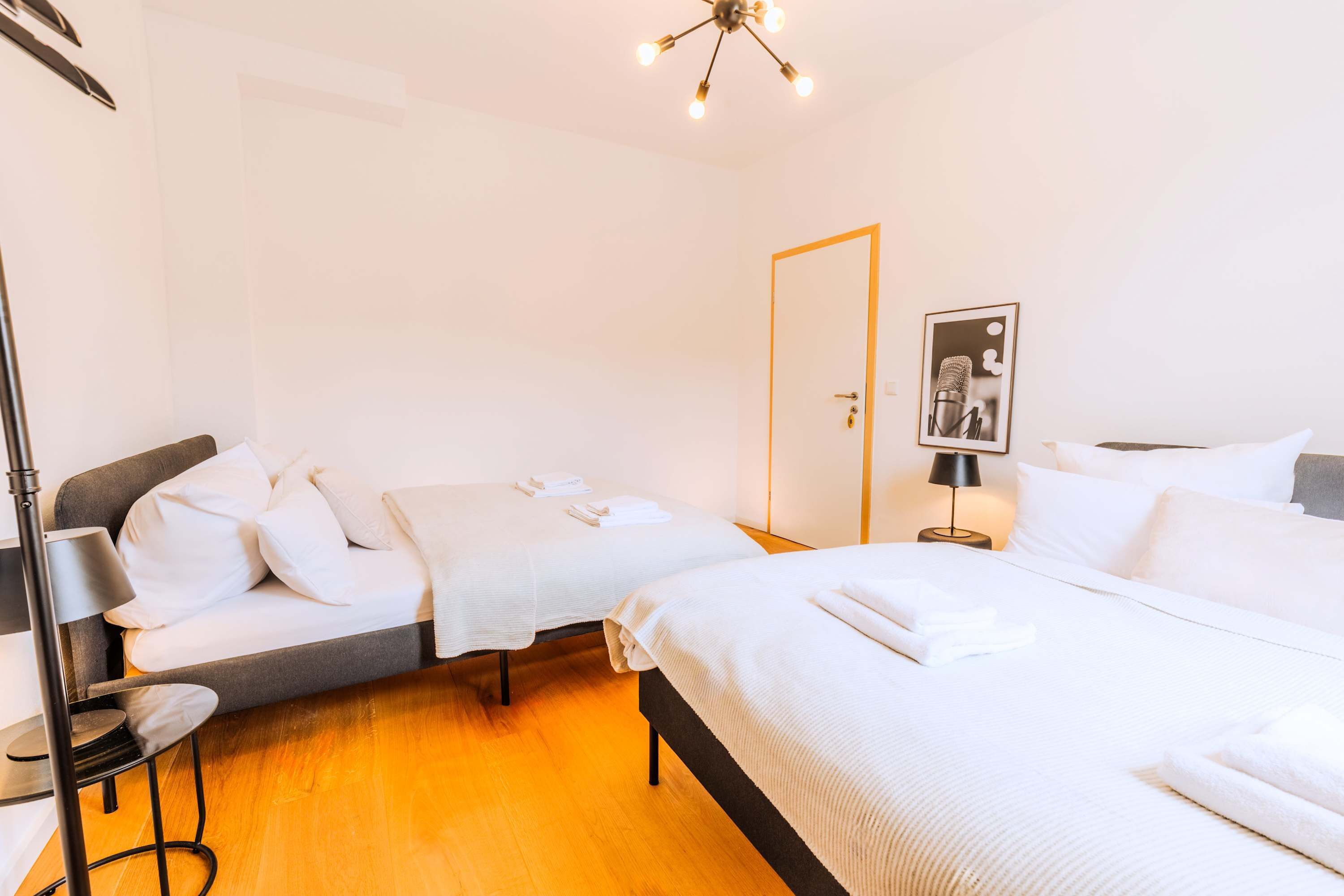 7 bedrooms, desk, WiFi, bed sheets