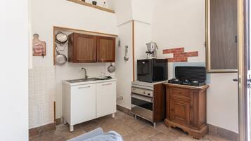 Frigorifero, forno, piano cottura, macchina per tè/caffè