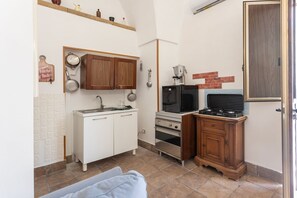 Kylskåp, ugn, spishäll och kaffe- och tebryggare