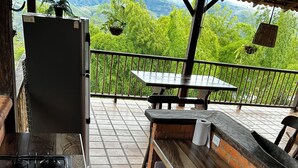 A kitchen with a gas stove, sink, and a barbecue grill. - 5BR Cabin w/Heated Pool+Mountain Views/Fire Place (Villahermosa)