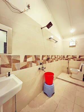 Tek Büyük Yataklı Oda | Banyo | Duş, havlu, sabun, şampuan 