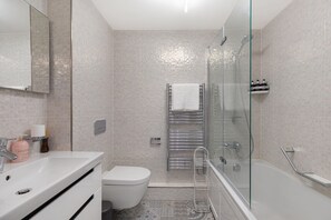 Dusche, Haartrockner, Bidet, Handtücher