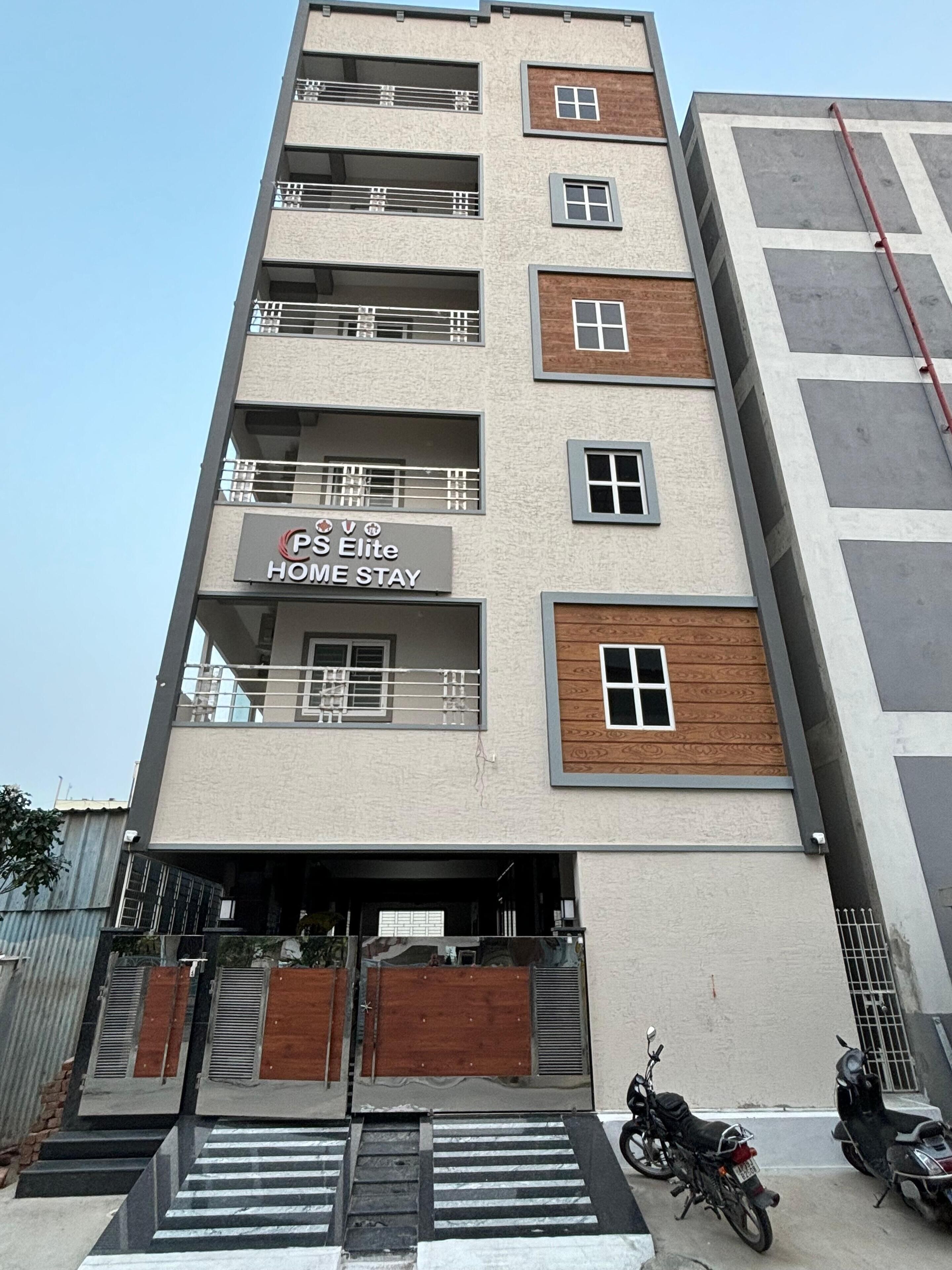 Um edifício de vários andares com uma placa que diz 