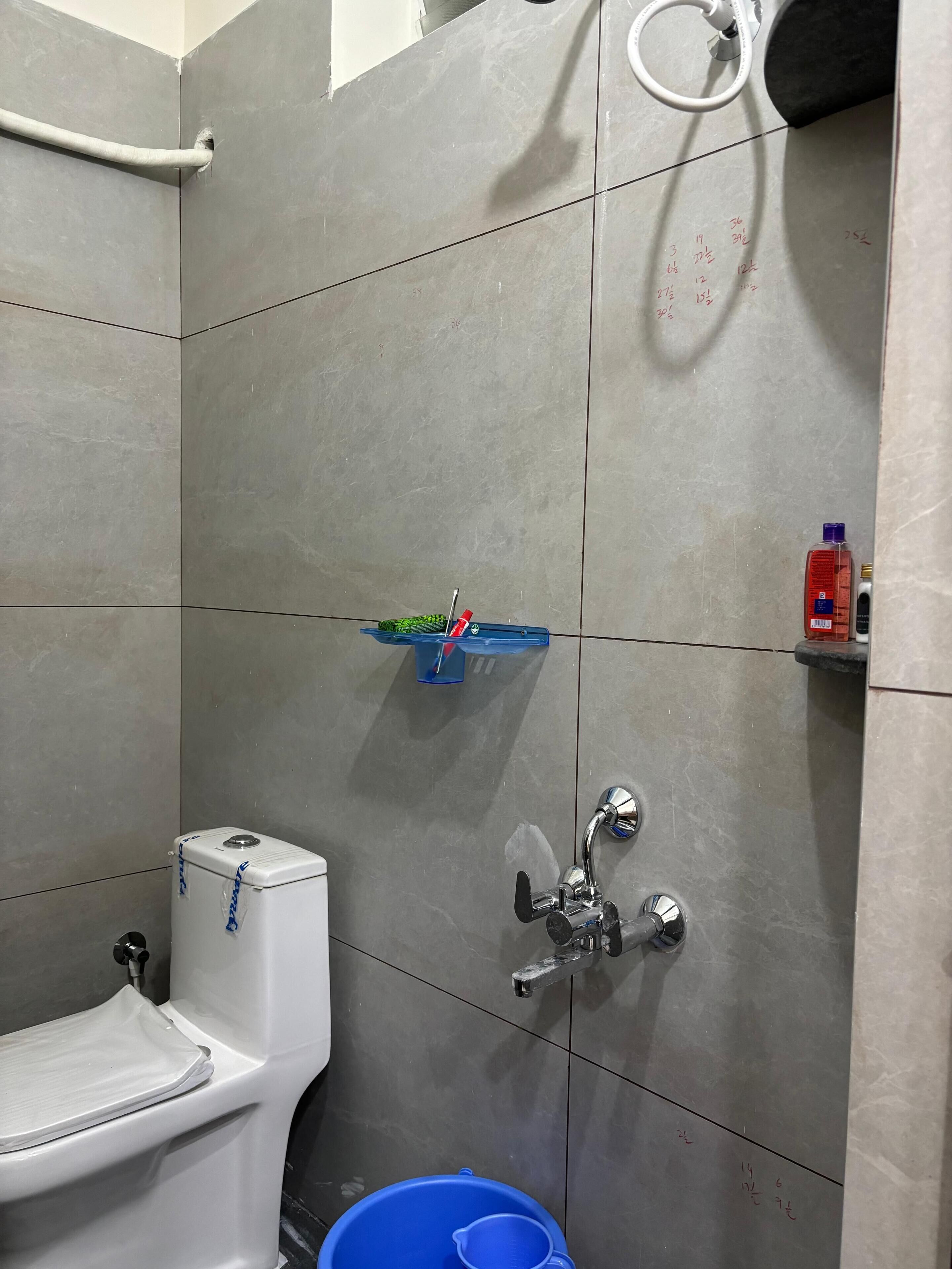 Un baño con inodoro, ducha y lavamanos.