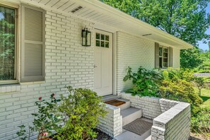 Exterior detail - Fall Bliss: Charming 3BR Home with Sauna & Hot Tub (Evansville)