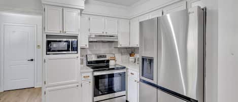 Refrigerador, microondas, horno, placa de cocina