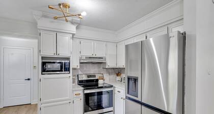 Fall Bliss: Charming 3BR Home with Sauna & Hot Tub