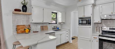 Kjøleskap, mikrobølgeovn, ovn og kokeplater