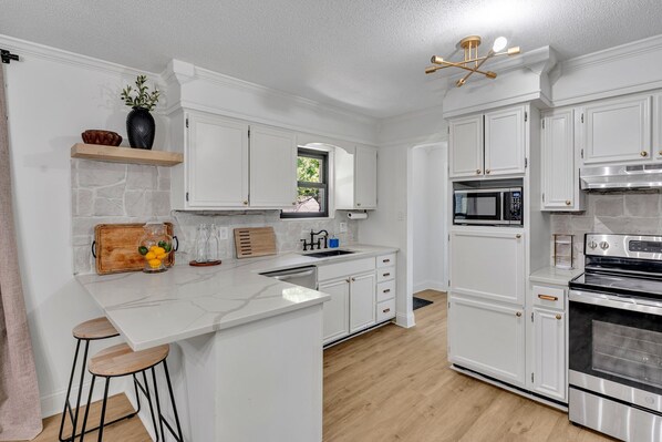 Fridge, microwave, oven, stovetop - Fall Bliss: Charming 3BR Home with Sauna & Hot Tub (Evansville)