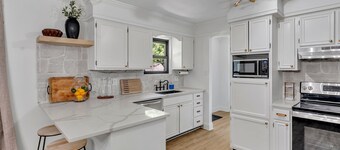 Fall Bliss: Charming 3BR Home with Sauna & Hot Tub