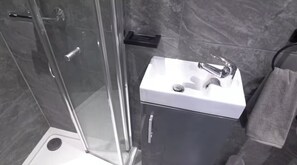 Serviettes fournies, papier toilette