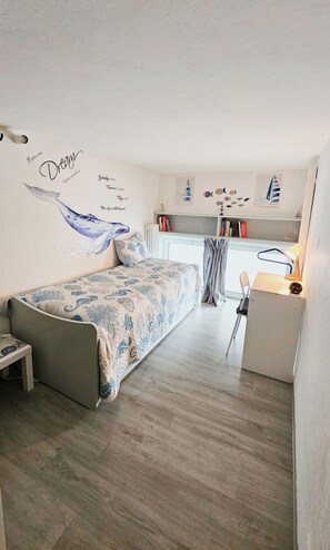 4 bedrooms, bed sheets