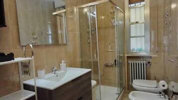 Doccia, asciugacapelli, bidet, asciugamani