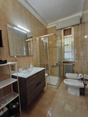 Douche, sèche-cheveux, bidet, serviettes fournies
