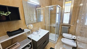 Shower, free toiletries, hair dryer, bidet