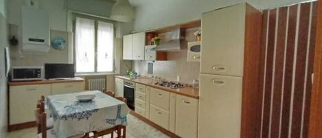 Een koelkast, een microgolfoven, een oven, een kookplaat