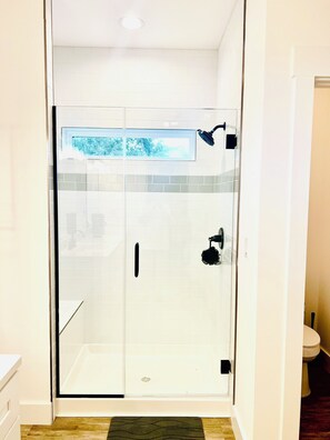 淋浴设施、吹风机、毛巾、肥皂