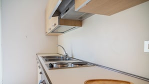 Coffee/tea maker, fridge, oven, stovetop