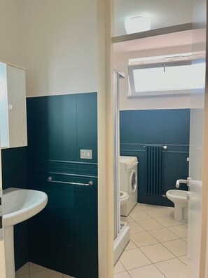 Shower, hair dryer, bidet, towels - Happy Central Apartment 1 (Alba)