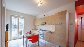 Coffee/tea maker, fridge, oven, stovetop