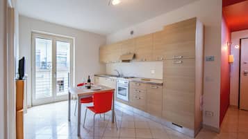 Kühlschrank, Ofen, Herdplatte, Wasserkocher mit Kaffee-/Teezubehör