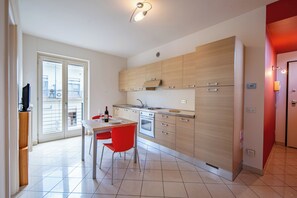 Kühlschrank, Ofen, Herdplatte, Wasserkocher mit Kaffee-/Teezubehör