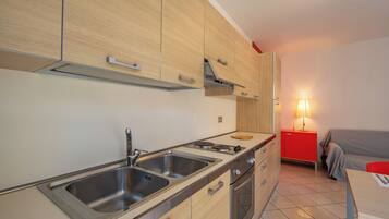 Kühlschrank, Ofen, Herdplatte, Wasserkocher mit Kaffee-/Teezubehör