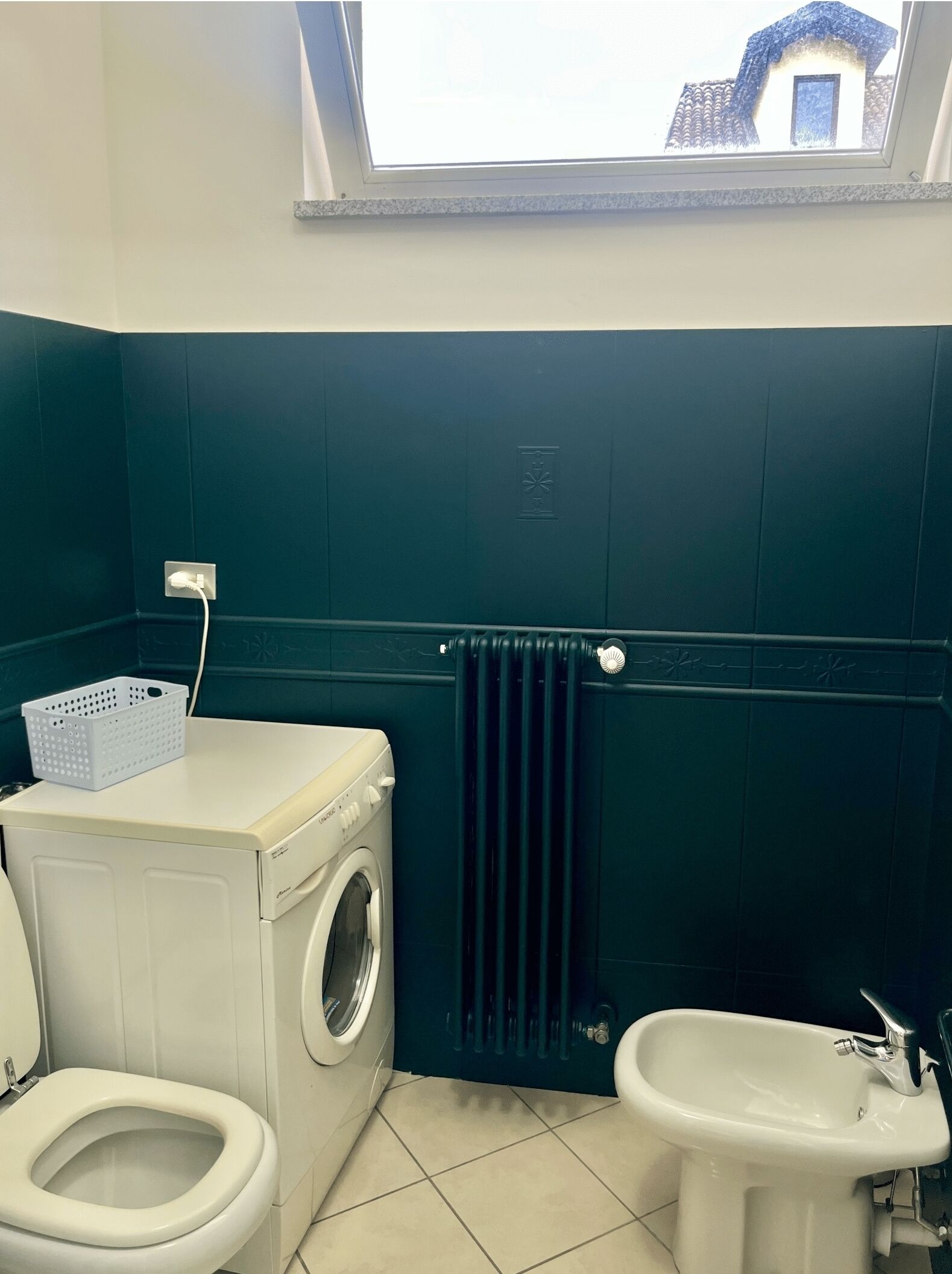 Douche, sèche-cheveux, bidet, serviettes fournies