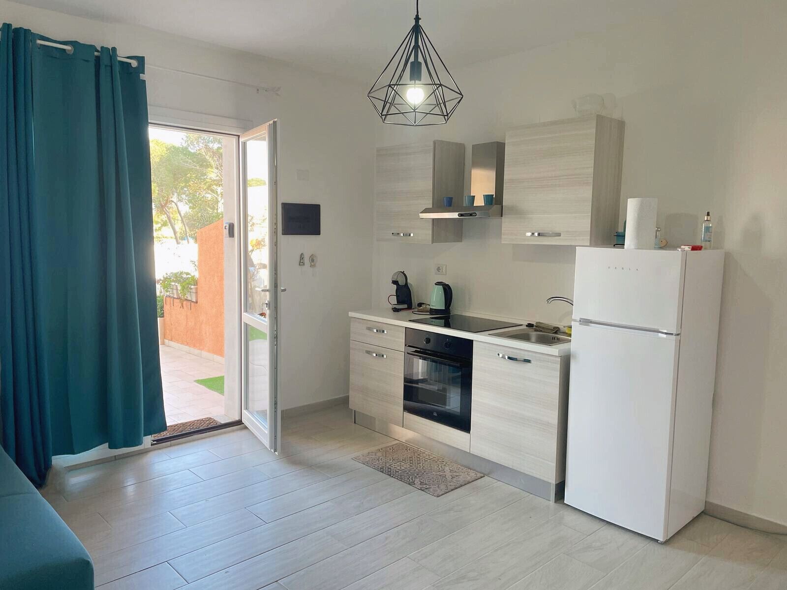 Kjøleskap, ovn, kokeplater og kaffetrakter/tekoker