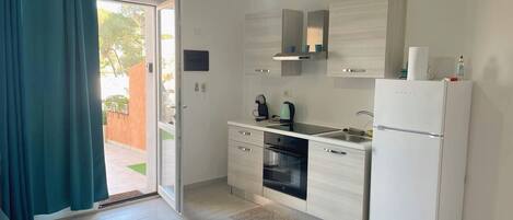 Kjøleskap, ovn, kokeplater og kaffetrakter/tekoker