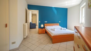 1 bedroom, bed sheets - Happy Central Apartment 2 (Alba)