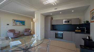 Frigorifero, microonde, forno, piano cottura