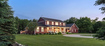 Hilltop Retreat! Pool&HotTub|Large Families|Trails