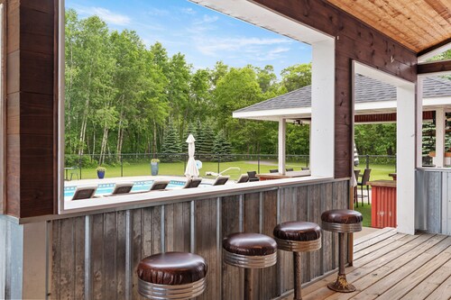 Hilltop Retreat! Pool&HotTub|Large Families|Trails