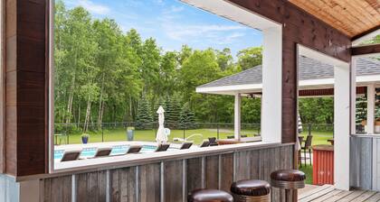 Hilltop Retreat! Pool&HotTub|Large Families|Trails